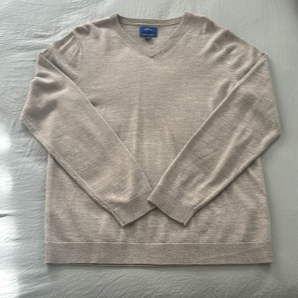 Men’s sweater like new. Smoke free home